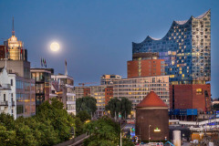 Moon-above-Hamburg
