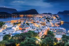 Moon-above-Alesund